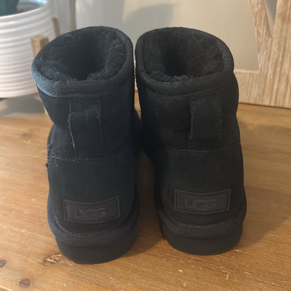 UGG Short Black Boots Size 6 Preowned - Picture 4 of 13